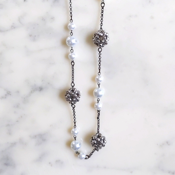 NWT. The Limited Multiple Size Pearls with Chrome Beaded Beads Chained Necklace. - Picture 4 of 4